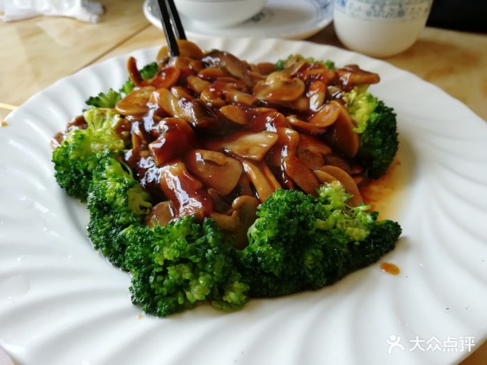 天太热,怕进厨房,在楼下餐厅解决晚饭。小.-玉