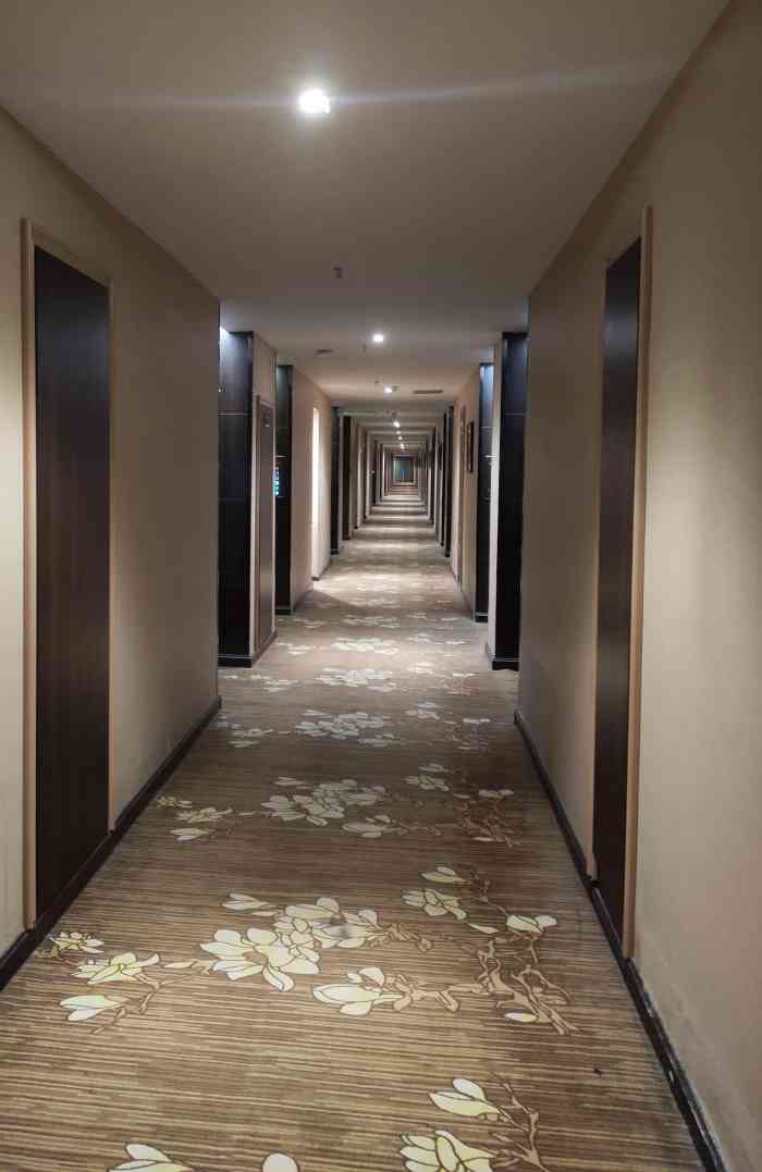 百合四季酒店-"路过赤峰选的酒店,位置还行,下高速很2