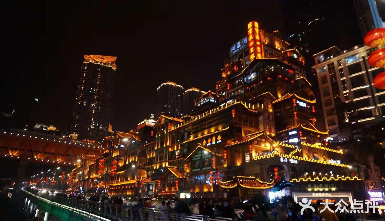 磁器口古镇是重庆旅游必玩的地点之一,尤其是夜景