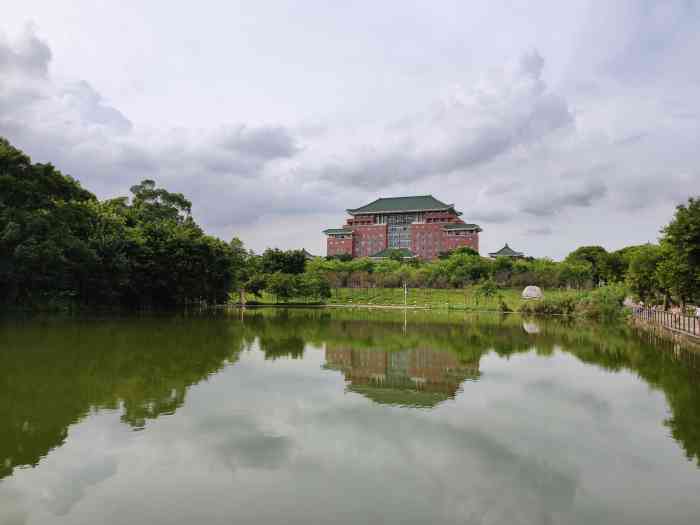 芷园饭堂是华南农业大学泰山区的饭堂,也叫东区饭堂,饭堂有三层,很大