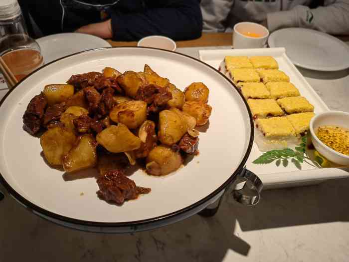 孙掌勺鱼头泡饼(怀特店"算是石家庄比较有特色的餐厅之一,装修实木.