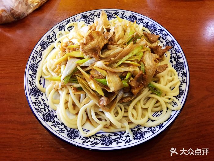 中国兰州传统牛肉拉面葱爆羊肉拌面图片
