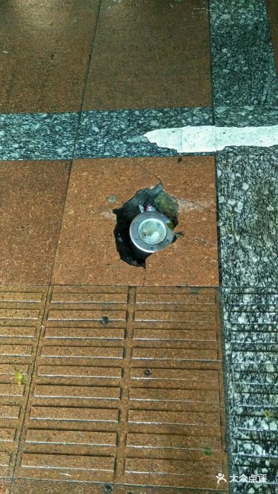 这家中国银行在万松路,凤山小区正对面,很.-中