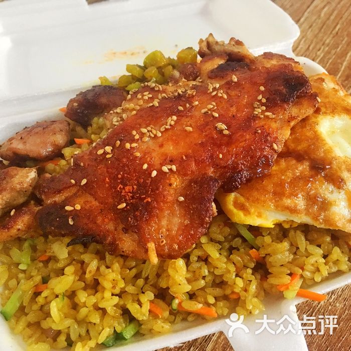 满堂红烤肉饭鸡腿炒饭
