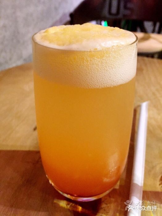 菠萝草莓气泡水