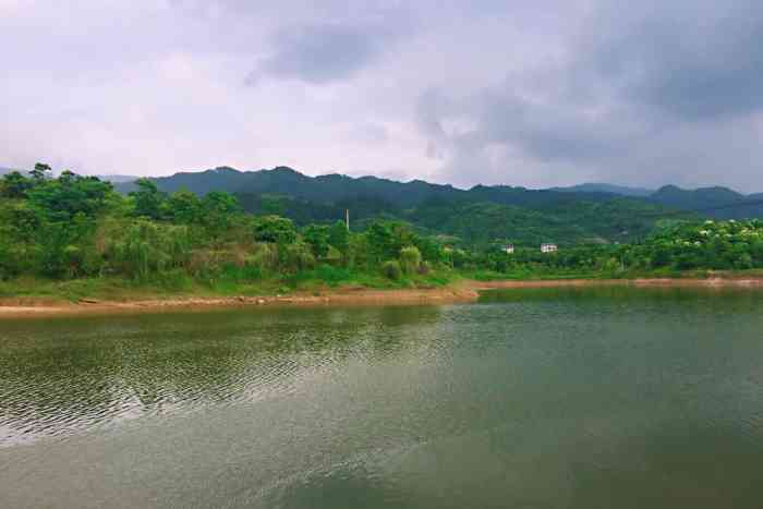 大洪河水库"大洪湖是重庆主城周边不远的一个风景区位.