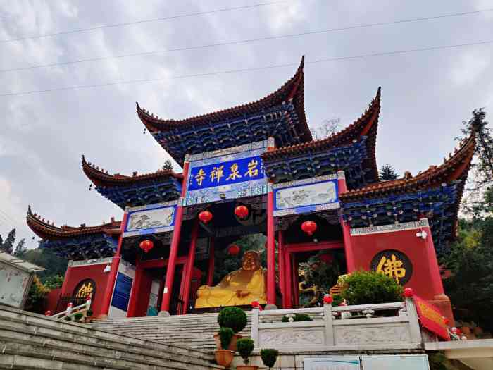 宜良县岩泉寺风景区-停车场"茂密的树林青翠欲滴 起伏的山峰.