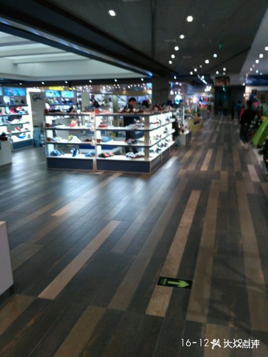 南宁百盛万象城店是2012年9月开业的,在南.