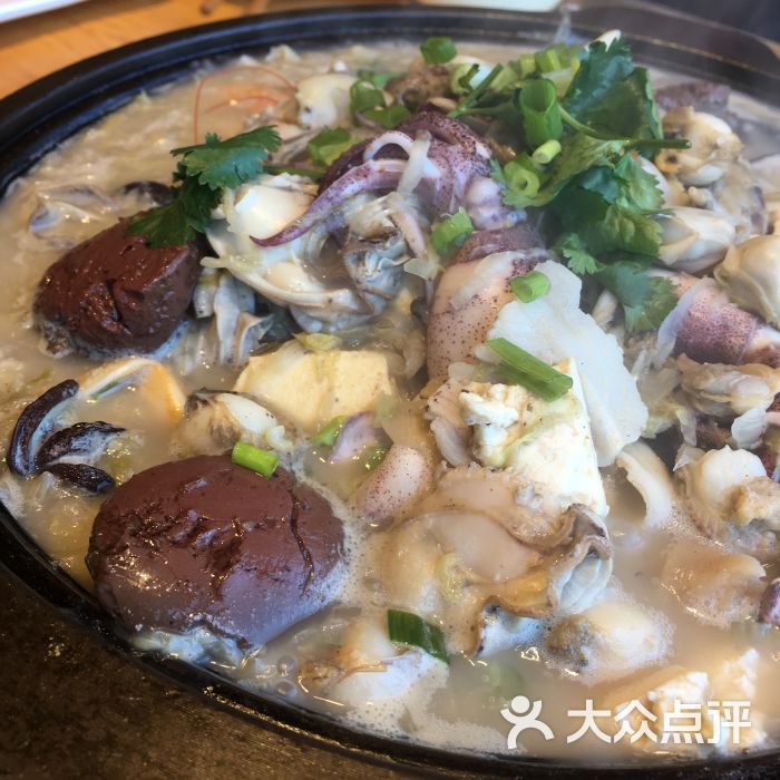 酸菜五花肉海鲜火锅