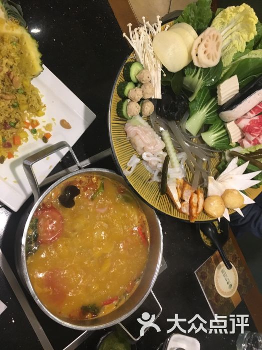 今天的两人份菜品包括虾滑,扇贝,肥牛,藕片,菇,粉条,白菜等,火锅汤底