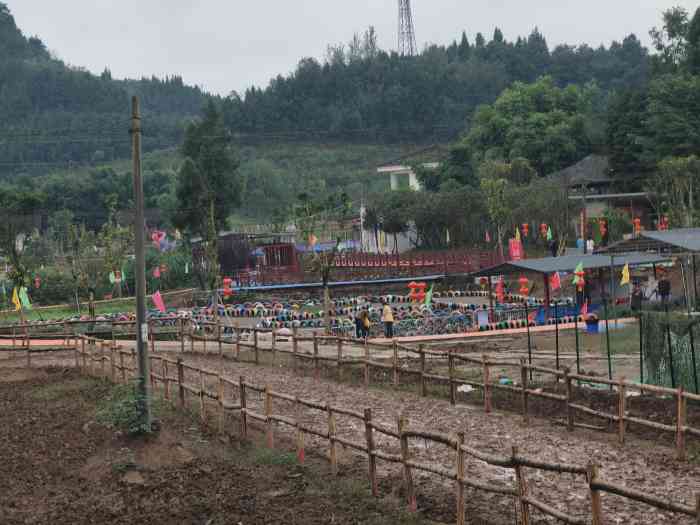 锦湖小镇-"高坪阙家附近的一个人造景点,回南充过周末