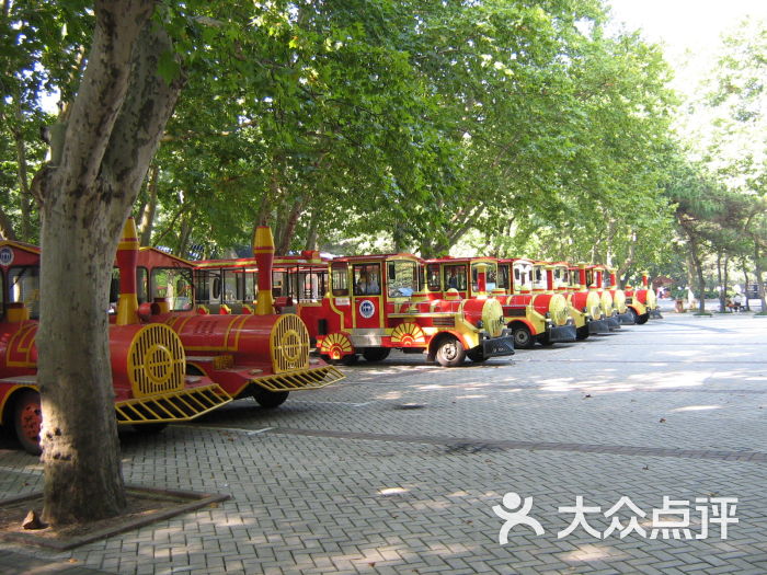 中山陵内往返各景点的小火车
