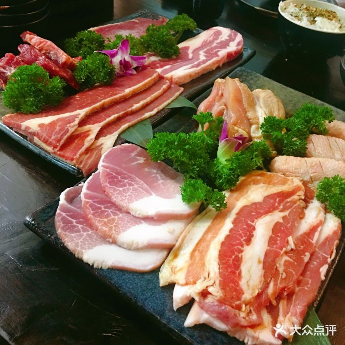 弘の烧肉.富鰘弘纯日式炭烤肉鸡肉猪肉拼盘图片