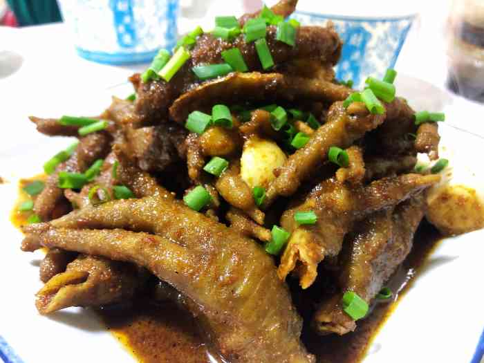 聋子鲜鱼馆-"店子就在常福人家右边的巷子走到底,左手