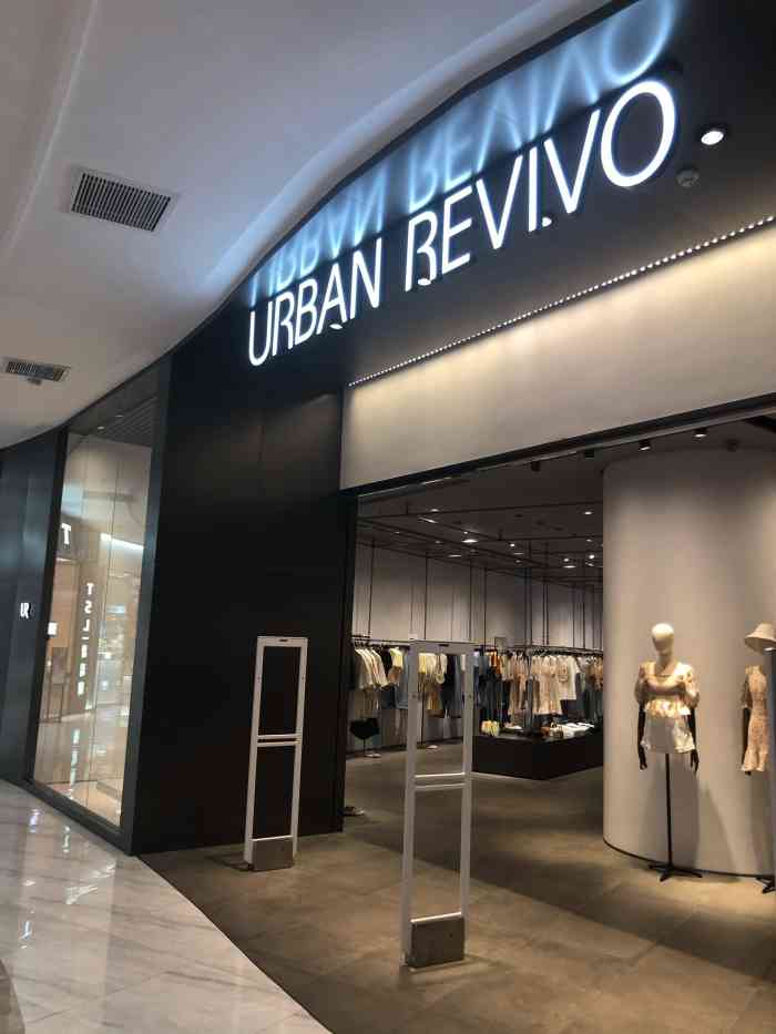 urban revivo(正大广场店"门店环境:95正大广场一楼,ur家占地.