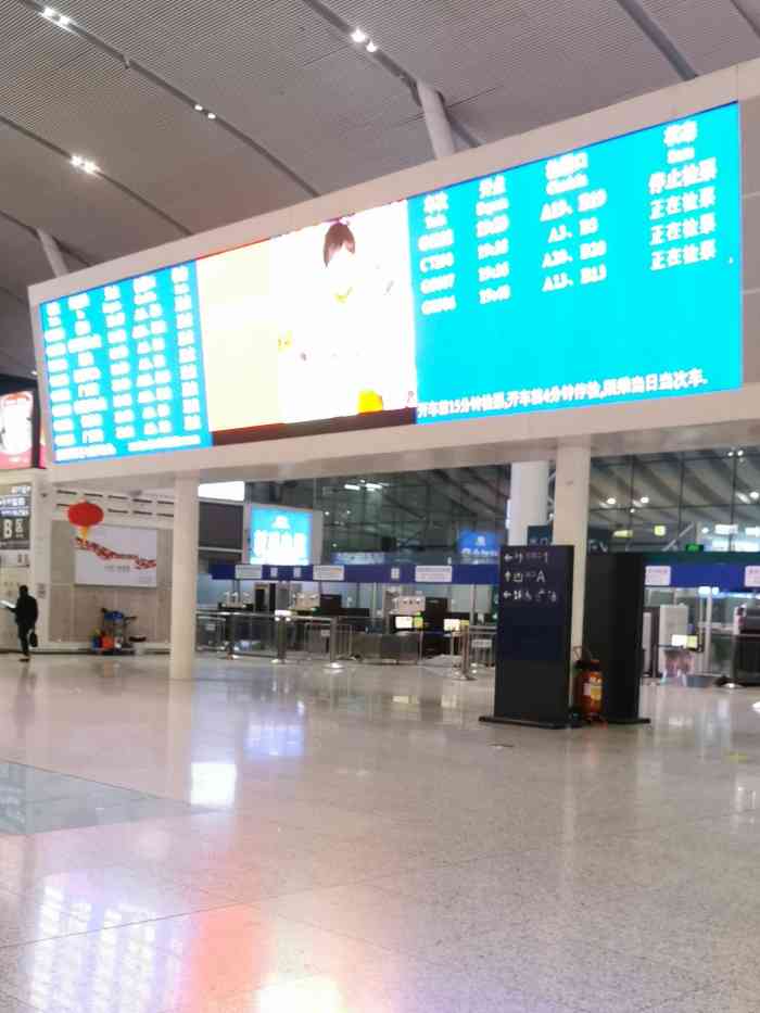 深圳北站也是一个大站,40个检票口,候车厅一楼便利店,各种蛋糕店