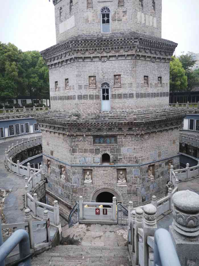 万寿宝塔-"荆州江畔万寿宝塔修建于明代,几百年风雨屹