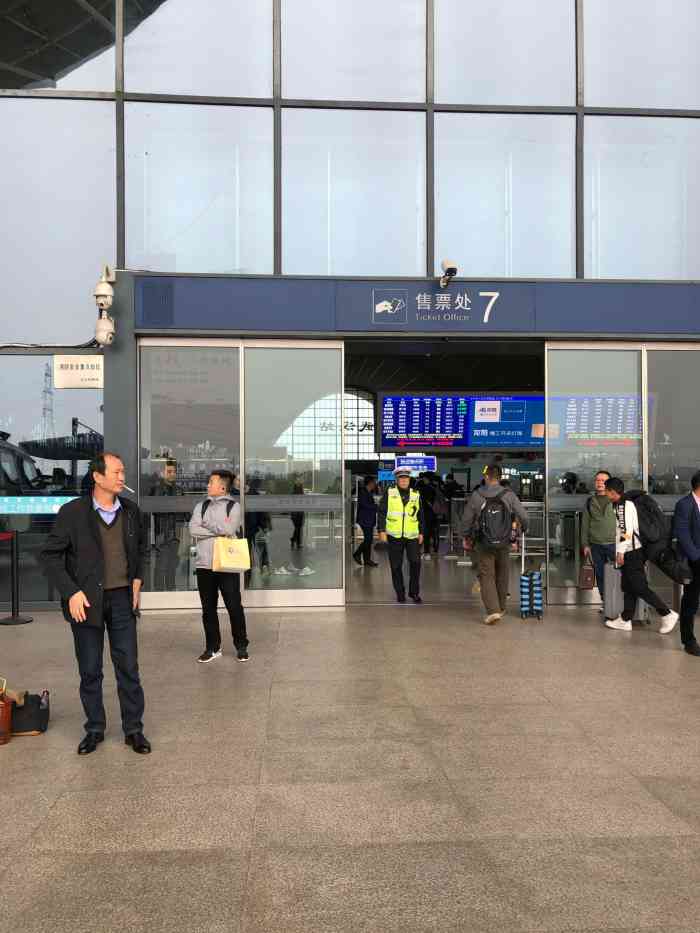 武汉站-a8检票口-"今天的武汉高铁08站,候车室,人山