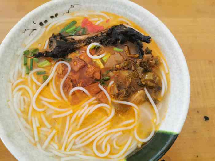 临沧云县土鸡米线-"路过这家的时候,店里坐满了当地人