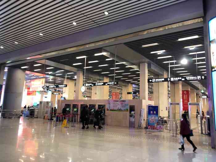 火车站西广场-"此店不大,就在石家庄火车站西广场,是.