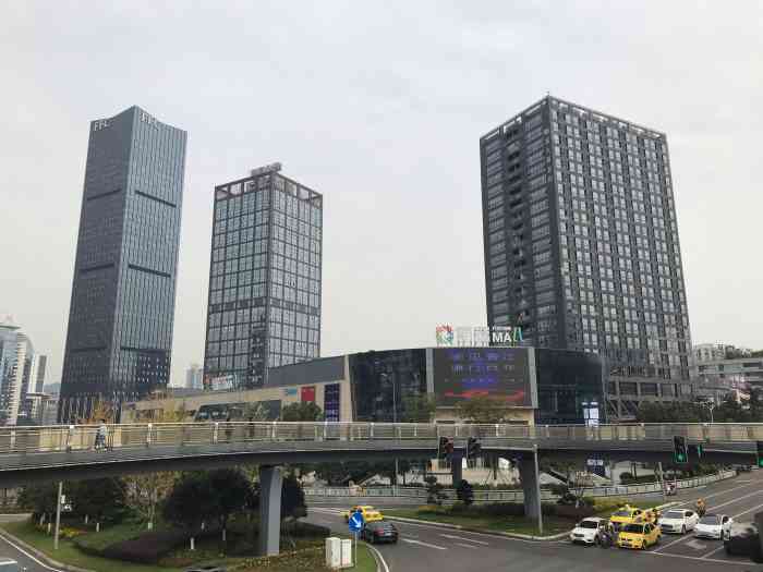 财富mall-"重庆财富中心现在也是一个地标性的建筑. .