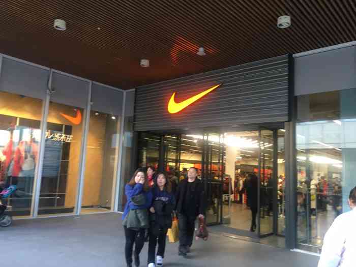 nike young(首创奥特莱斯店"周六过来,店里可谓是人山人海,有一些