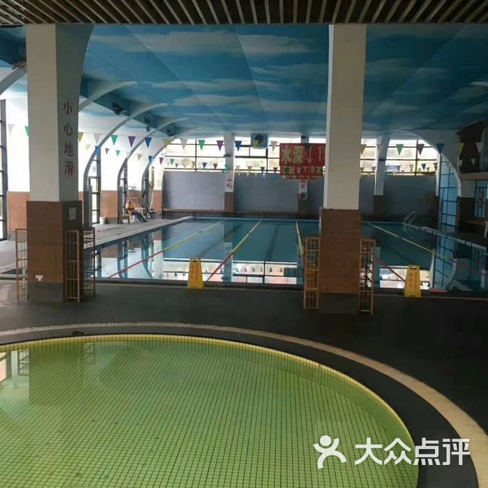 地下游泳馆