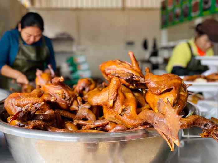 普龙人家饭店竹园马氏卤鸡"这是在弥勒高铁站附近的店家,中午找吃