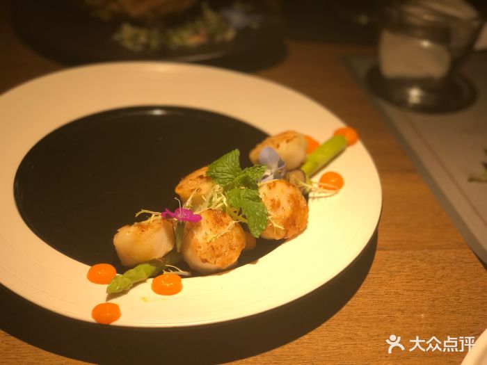 香煎带子配黑松露芦笋