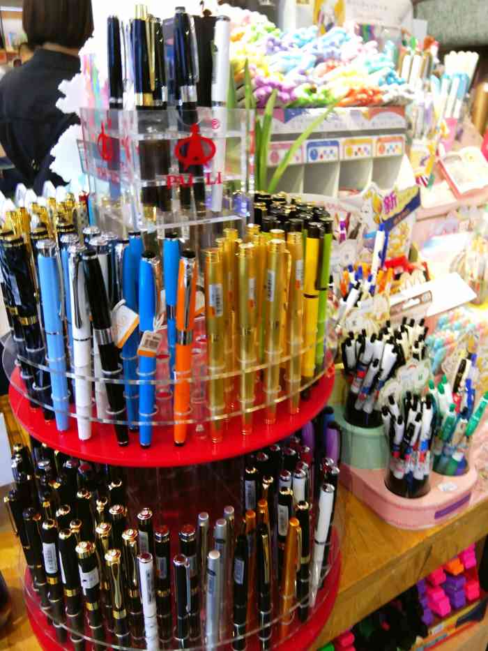 鹰王·文具社(同德昆明广场店"布局陈列好,商品种类多,大大小小的