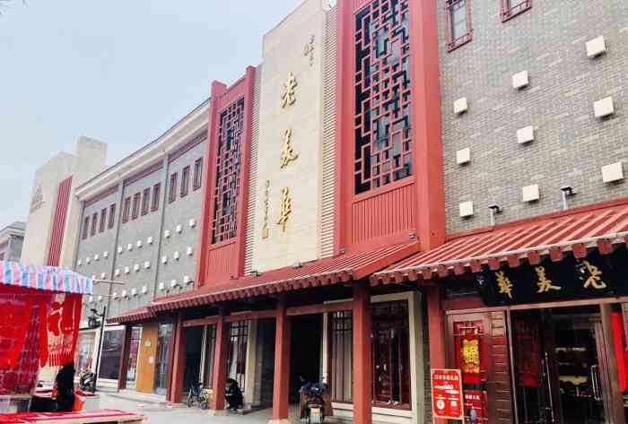 天津老美华鞋店,是创建于1911年的著名鞋店,这是在文化街里面的一家