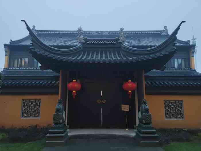 重建的寺庙,就是万善公园旁,占地面积大.