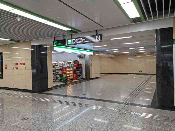 平时本来就很少坐地铁,今天第一次到杨柳河站来坐,这里位置非常好