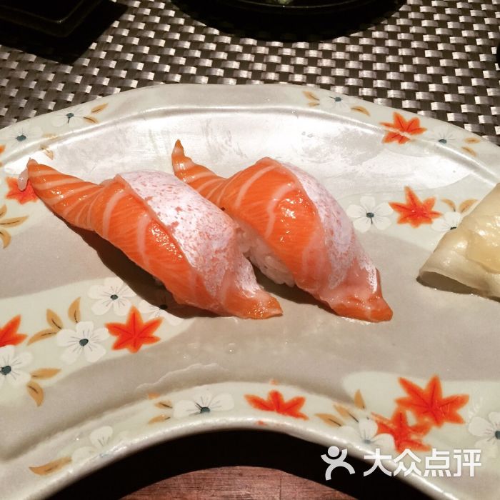 山葵家精致料理寿司吧(湖滨银泰in77店)三文鱼腩手握图片 - 第2张