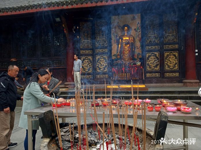 大慈茶社 寺庙烧香拜佛的信徒.图片