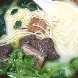 星空体育1、牛肉炒变色加入2勺辣椒酱炒香一勺酱油一勺盐调味