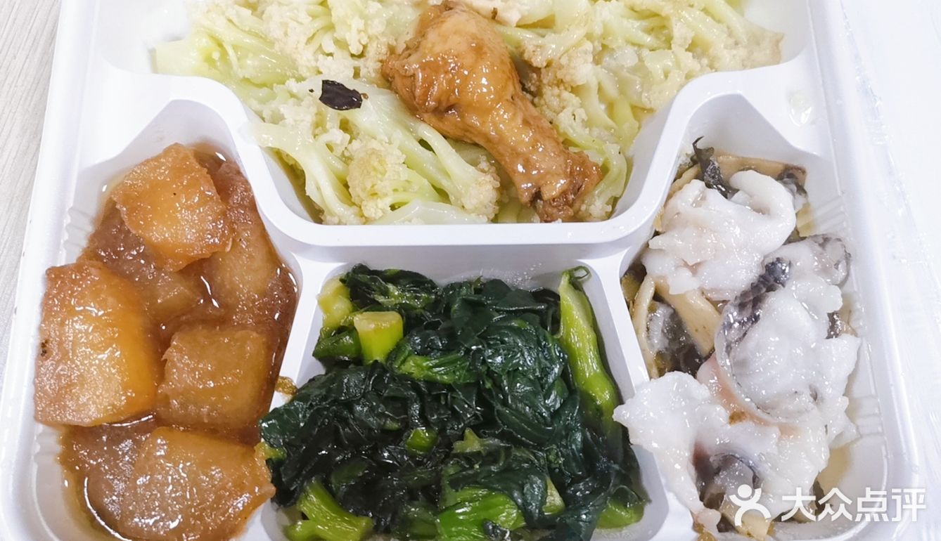 公司食堂做的,两荤三素,20元一份