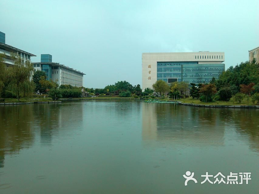 合肥师范学院夜晚的体育馆图片-北京教育培训-大众