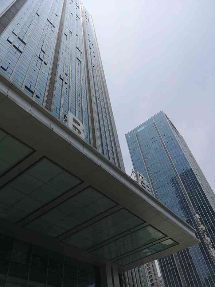未来塔-b座-"未来塔是写字楼,需要刷门禁卡才能进入,.