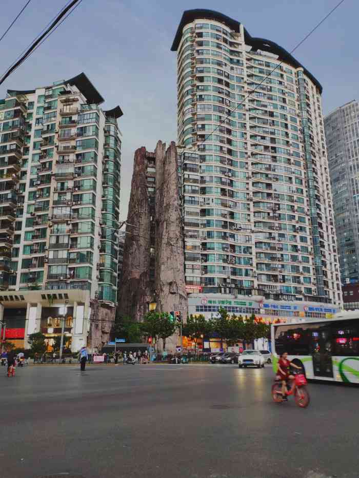 长寿路上一个特殊风景,人造假山.