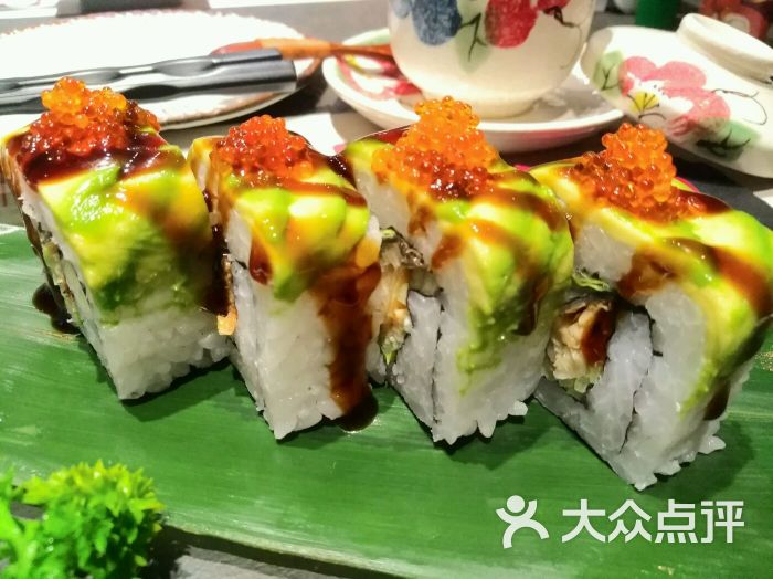 鳗鱼牛油果卷