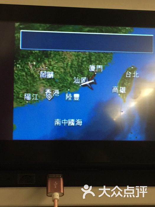 第一次坐国泰航空呀,之前经常听他们的口碑不错,这次亲身体验了,果然不错,o(_)o...哈哈!!! 飞机很大,飞国际航班的嘛,这部应该是airbus吧,我看到有两层的,楼上的应该有床睡觉的嘛,(*^__^*) 嘻嘻 我是坐经济舱的,o(_)o...哈哈!!!座位挺宽的喔,不过那个椅背不能靠后的,只能座椅往前面伸展,第一次见,真是新鲜啊,o(_)o.