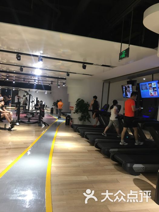 巨石健身奥体店