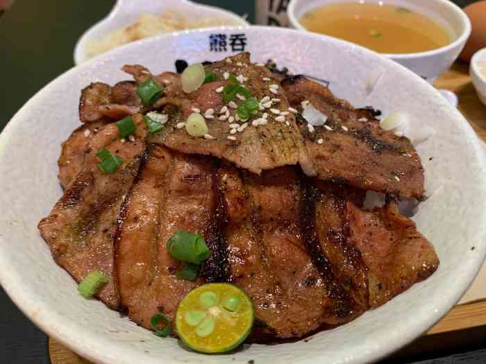 熊吞·大碗丼烧肉饭(驻马店玖隆茂店)-"[薄荷]环境:整体环境一般,日式