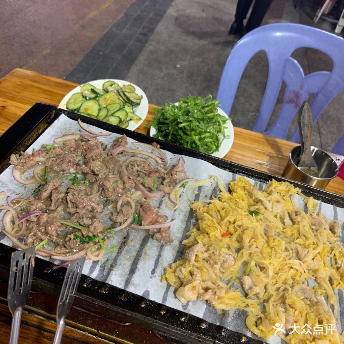 于前埔上海地道烤肉学院门口的城市一条街.-蒋古楼最职业美食打包可图片