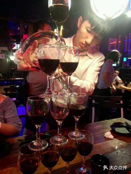 服务员倒红酒