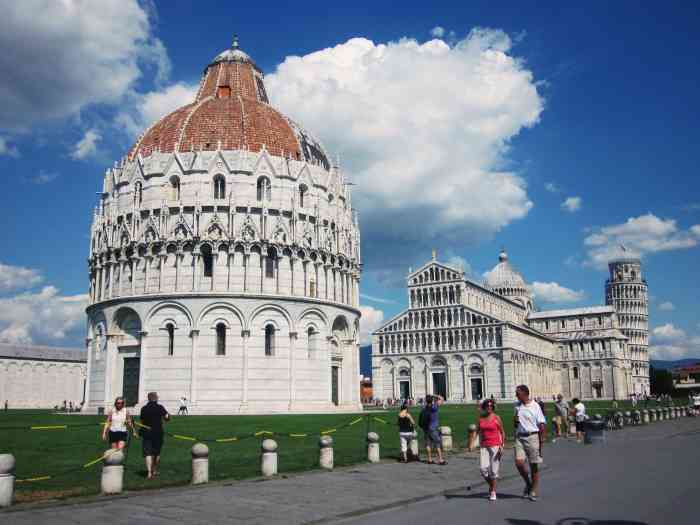 比萨斜塔-"比萨斜塔也是意大利的标志性建筑之一,它实