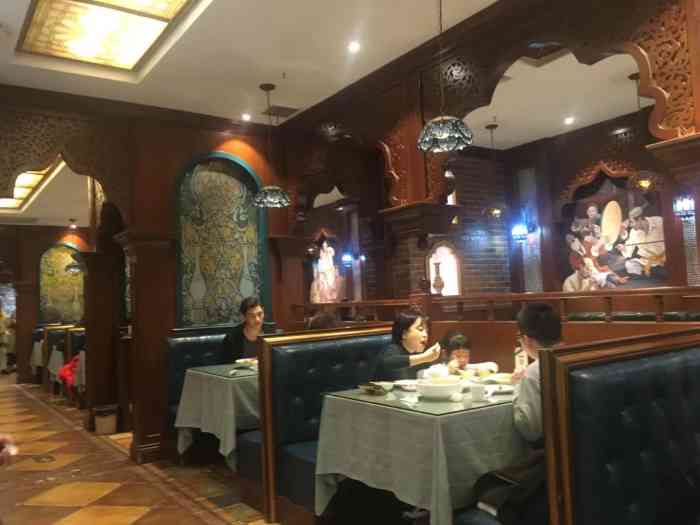 丝路巴依新疆主题餐厅(爱融荟城店"这家的大盘鸡很好吃,那个土豆