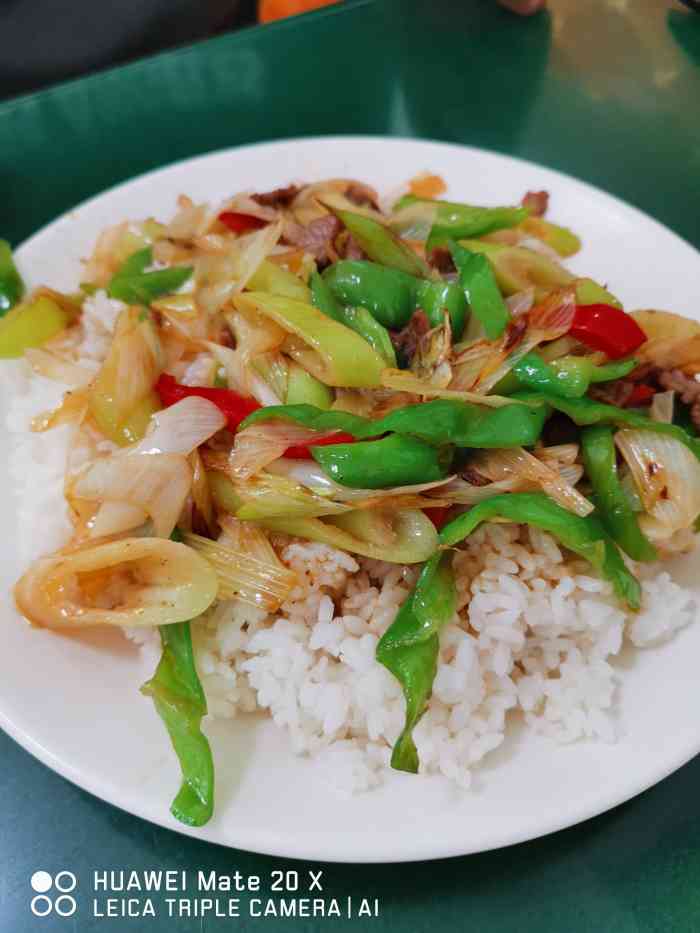 家的料还是挺足的,我点了一个牛肉鸡蛋炒饭,牛肉的量很多葱爆牛肉盖饭