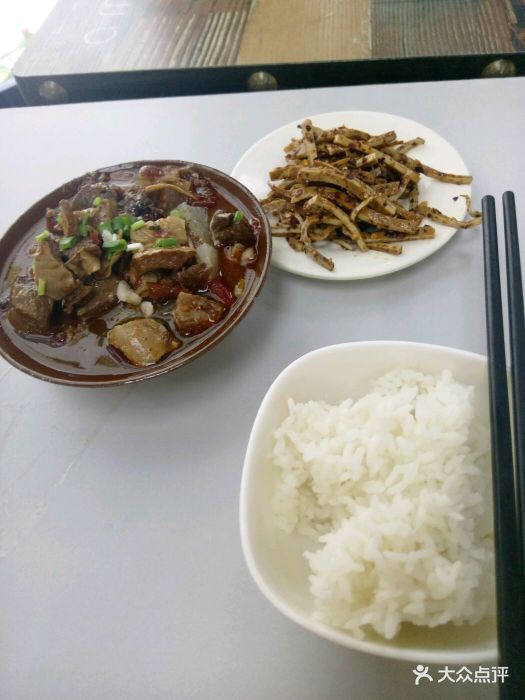 吃的渣渣肥肠,先说下这家的茴香都在15左右.菜价可不可跟雞旦一起图片